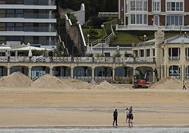 Montones de arena en la playa de La Concha.