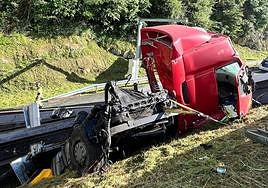 Así ha quedado el camión accidentado en Legorreta, en la N-I.