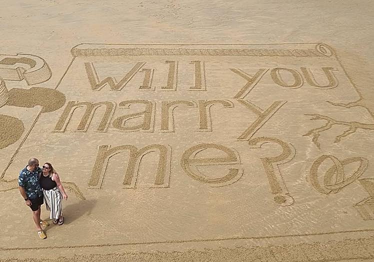 Imagen principal - Imágenes de la petición de matrimonio