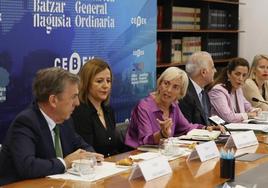 Carolina Pérez Toledo, en el centro, en el transcurso de la rueda de prensa celebrada este martes.