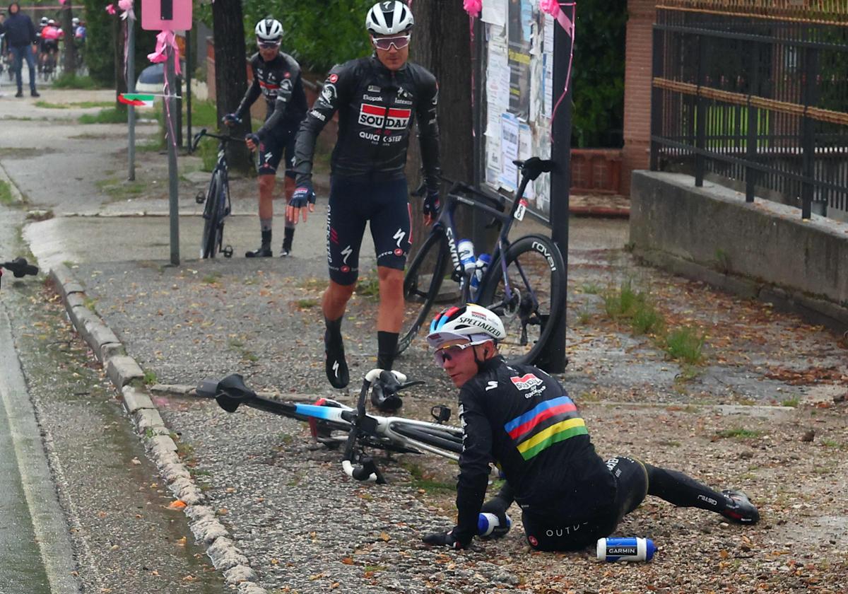 Remco Evenepoel, sentado en la acera después de sufrir la caída provocada por un perro en la quinta etapa del Giro de Italia.