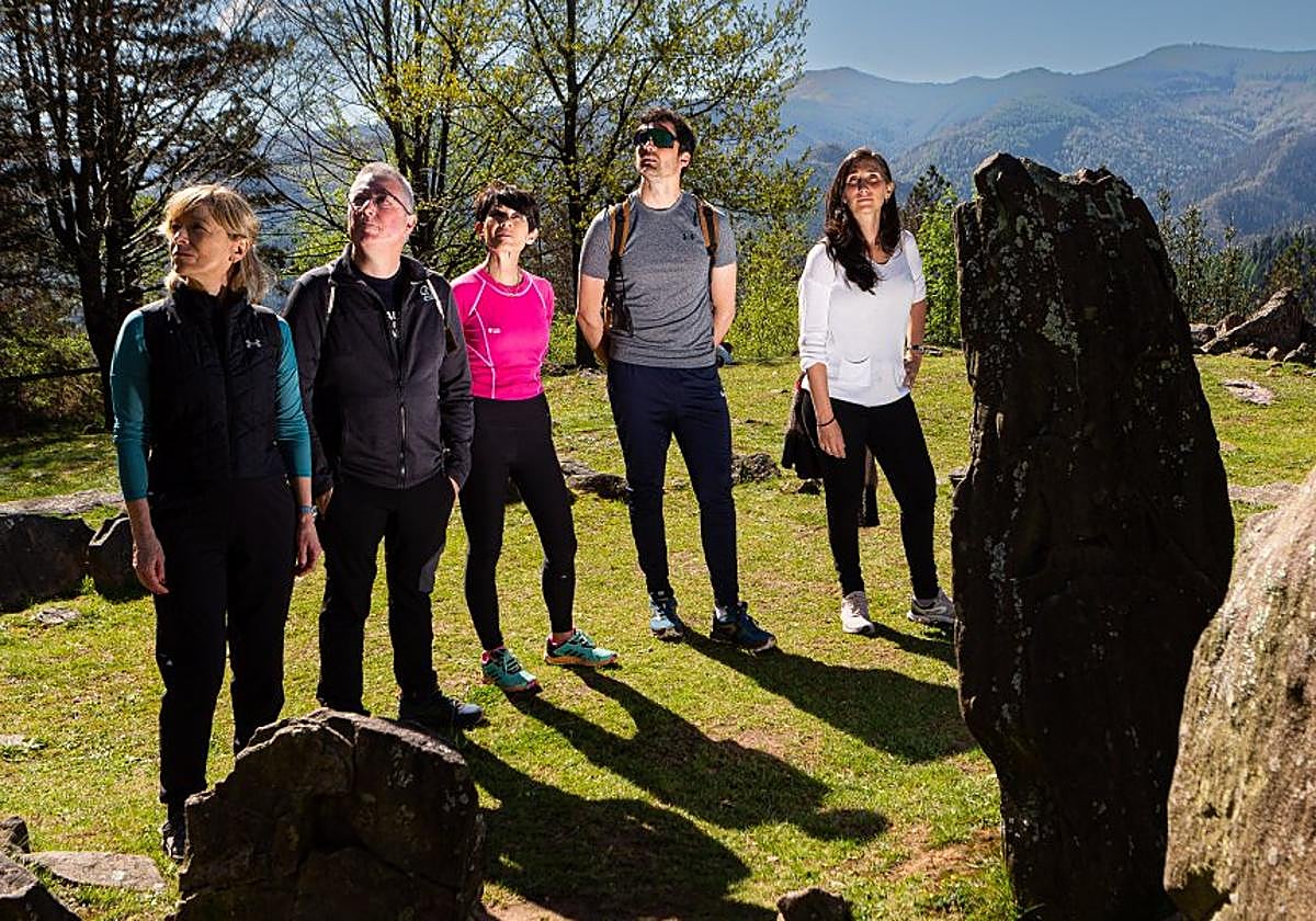 Los cinco candidatos a la Diputación –de izquierda a derecha Eider Mendoza, José Ignacio Asensio, Maddalen Iriarte, Mikel Lezama y Miren Echeveste– en su visita a Milusku Gain.