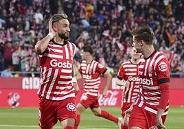 Taty Castellanos celebra junto a Rodrigo Riquelme uno de sus goles al Real Madrid