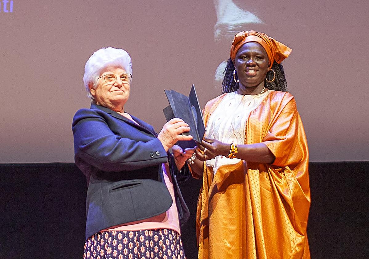 Sor Encarnación ha recogido este miércoles en el Museo Guggenheim el premio concedido por la oenegé bilbaína Anesvad.