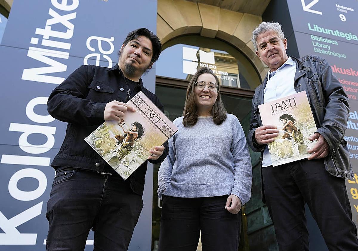 Paul Urkijo, 'Irati' filmaren zuzendaria, Uxue Razquin Erein argitaletxeko kidea eta Joxean Muñoz, komikiaren gidoilaria, Donostian egindako aurkezpenean.