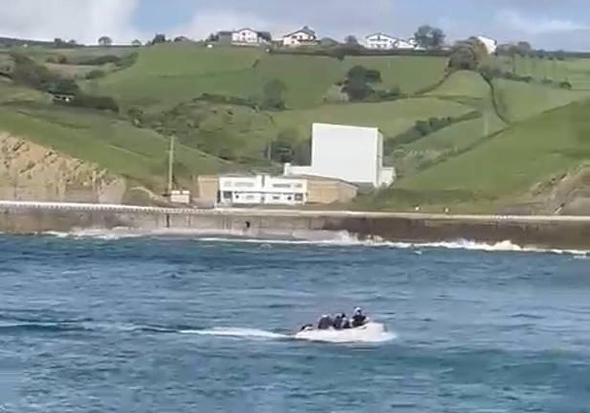 Los remeros de Zumaia, rescatados en una lancha.