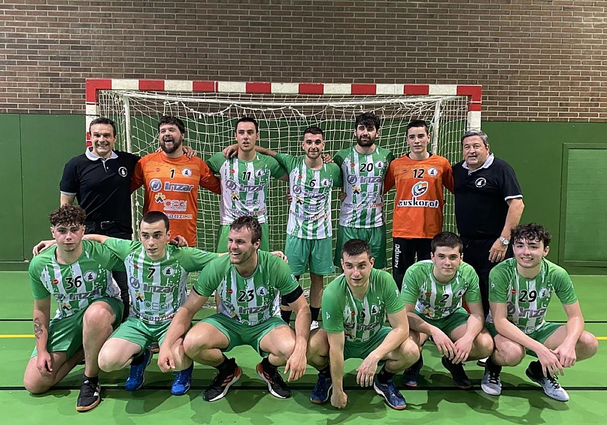 La plantilla de la actual temporada, tras el partido disputado el pasado fin de semana en Zumarraga.