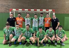 La plantilla de la actual temporada, tras el partido disputado el pasado fin de semana en Zumarraga.