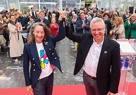 Marisol Garmendia y José Ignacio Asensio, en el arranque de campaña en los jardines de Alderdi Eder de Donostia.