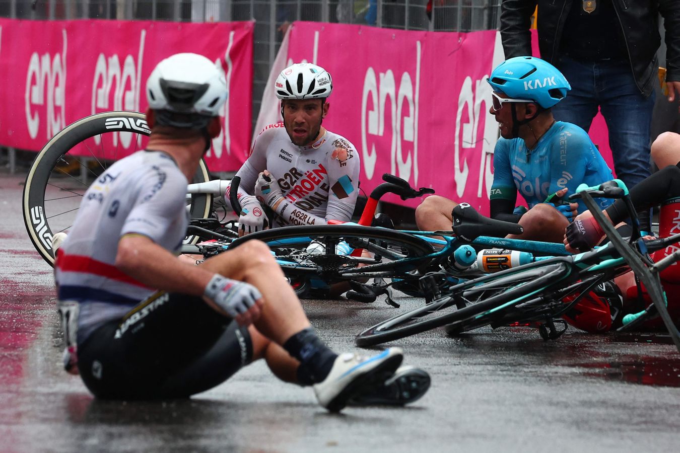 El caótico sprint del Giro de Italia, en imágenes