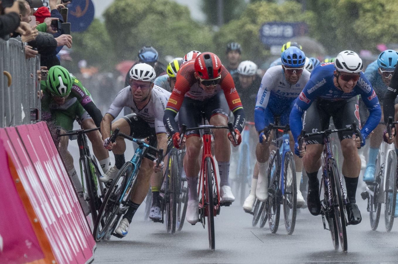 El caótico sprint del Giro de Italia, en imágenes