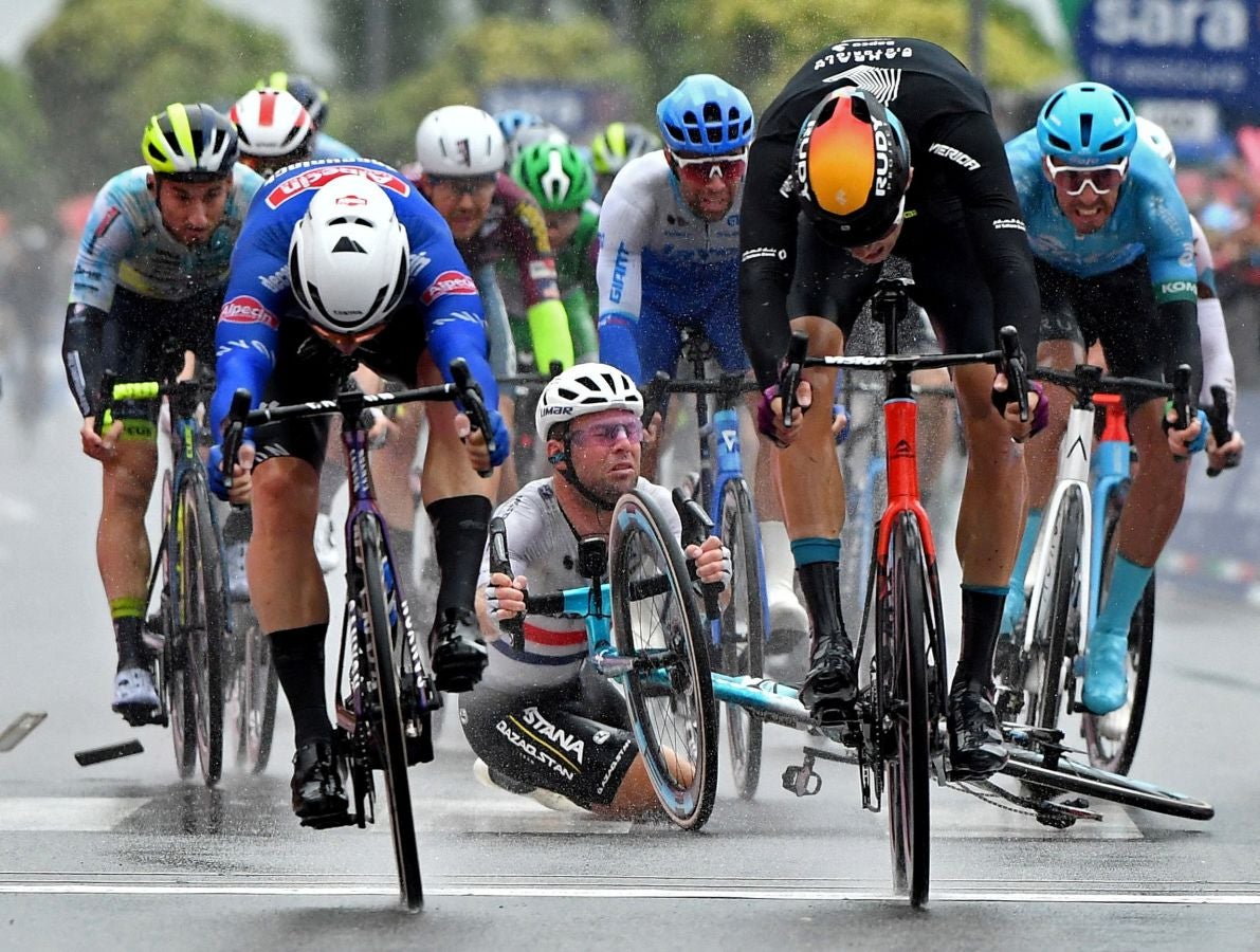 El caótico sprint del Giro de Italia, en imágenes