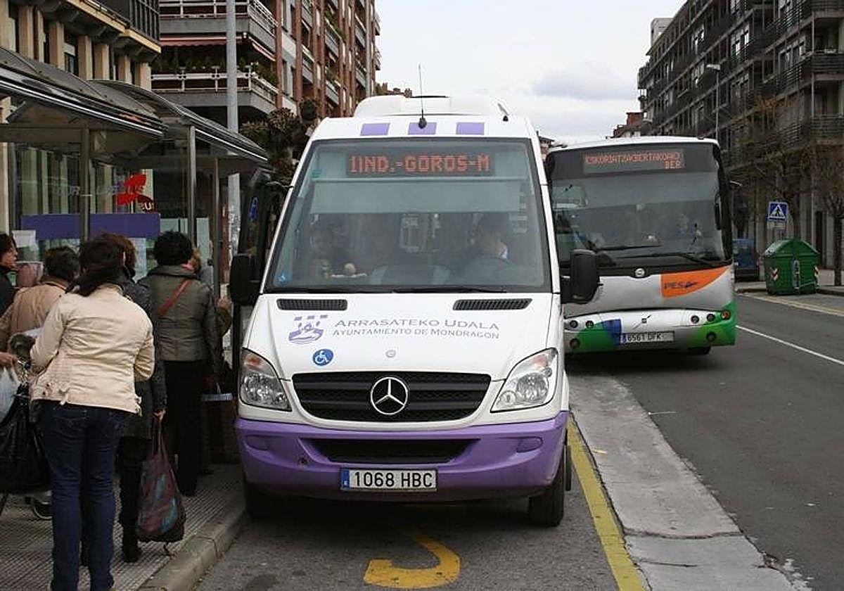 Imagen de archivo de un bus urbano de Arrasate y otro de Lurraldebus.