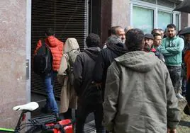 Delegados del Metal de Gipuzkoa entrando este jueves en la sede del CRL en Donostia.