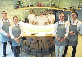 La plantilla del Kai Sushi Bar, lista para hacer gozar a sus comensales con sus elaboradas propuestas.