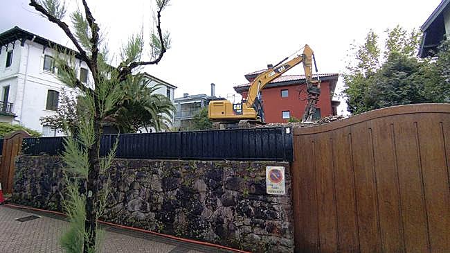 Imagen después - Estado anterior y actual de la parcela ubicada frente a la playa de Ondarreta.