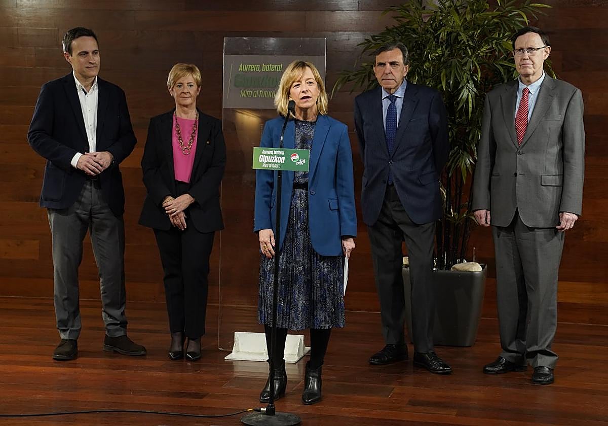 Jabier Larrañaga, Arantxa Tapia, Eider Mendoza, Jon Azua y Ricardo Gatzagaetxebarria en la Cámara de Comercio.