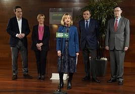 Jabier Larrañaga, Arantxa Tapia, Eider Mendoza, Jon Azua y Ricardo Gatzagaetxebarria en la Cámara de Comercio.