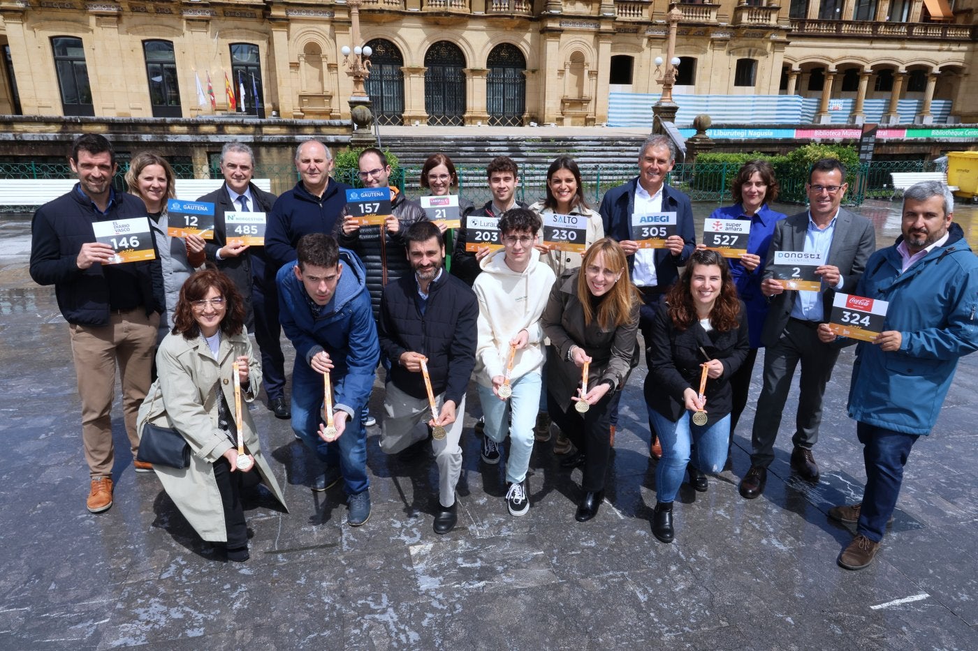 Empresas participantes y organizadores de la carrera, ayer en Alderdi Eder.