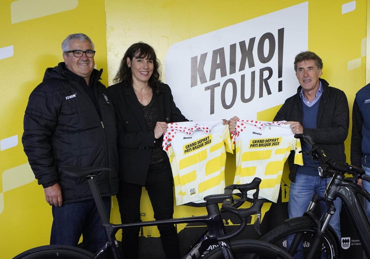 Pedro Delgado con el maillot conmemorativo del Tour de Francia.