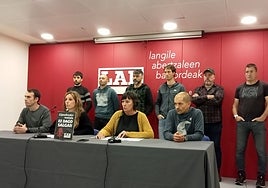 Usua Lasa y Cris Jete, en el centro, responsables del Metal de LAB