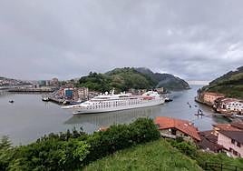 El barco de la película 'Speed' entra en Pasaia