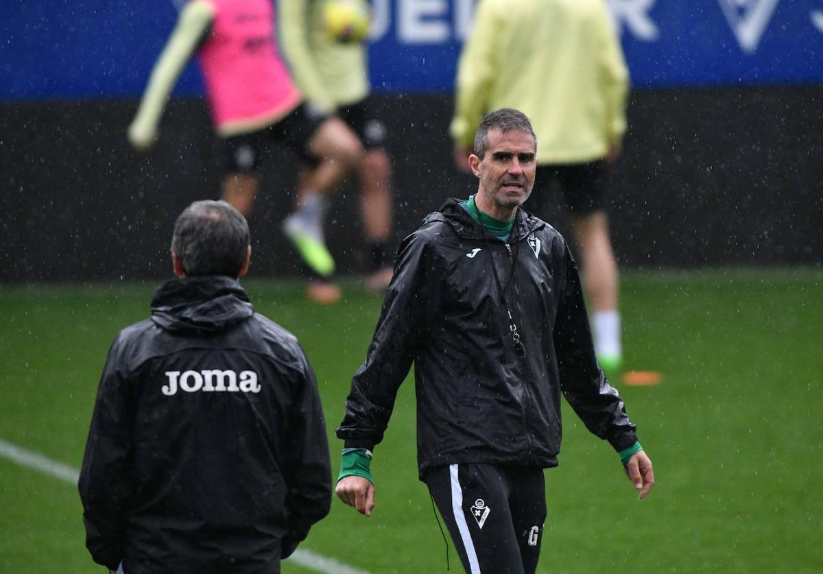 Gaizka Garitano en un entrenamiento en Atxabalpe.