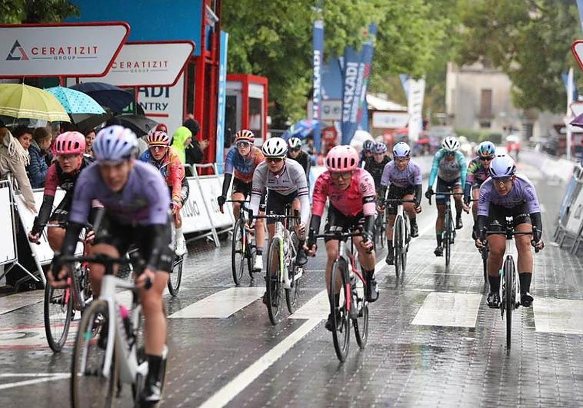 Una patrulla de la Ertzaintza atropella a una ciclista y hiere a otras tres en la Itzulia femenina