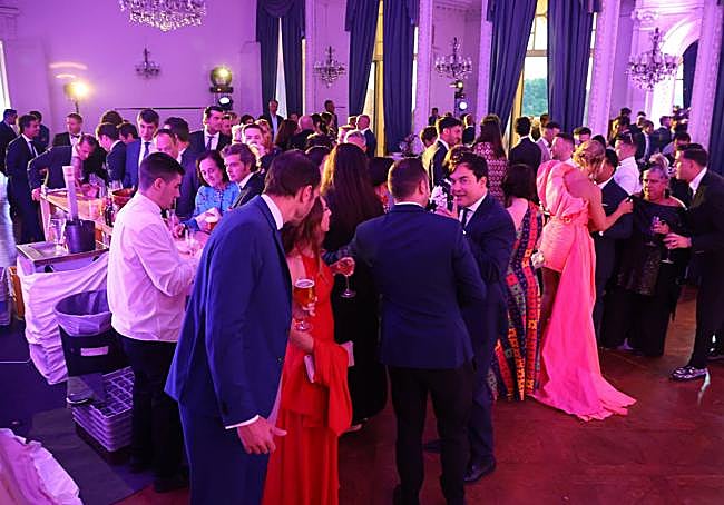 Gran ambiente durante la fiesta celebrada en el Palacio de Miramar.