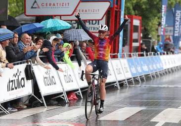 Triunfo en solitario de Demi Vollering bajo la lluvia