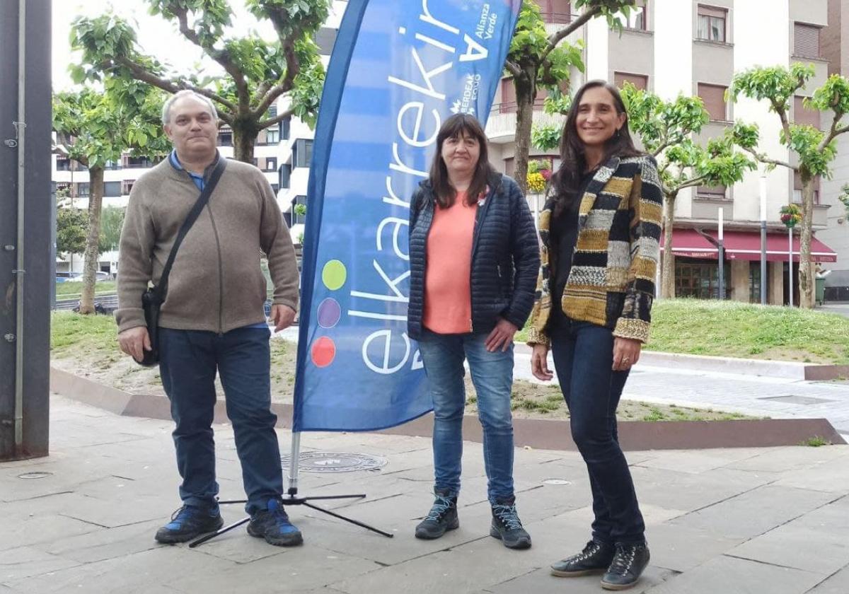 Evaristo Rodríguez, Isabel Fernández y Miren Echeveste, en Elgoibar.