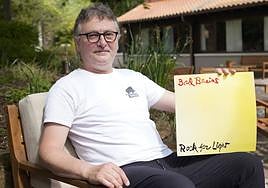 El cocinero donostiarra posa con su vinilo de Bad Brains en el exterior del restaurante Mugaritz