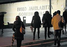 Acceso de trabajadores a la sede del Gobierno Vasco en la sede de Lakua, en Vitoria-Gasteiz.