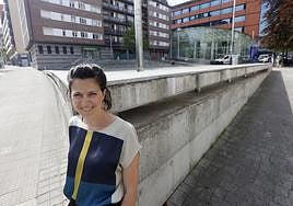 La investigadora Marta Olazabal, en una calle con sol y cemento.