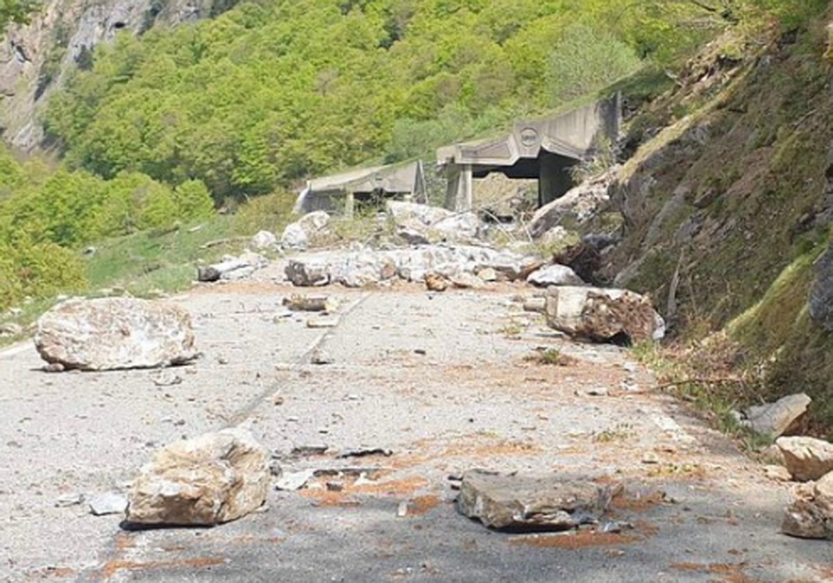 Varias rocas de gran tamaño ocuparon la calzada en la vertiente francesa.