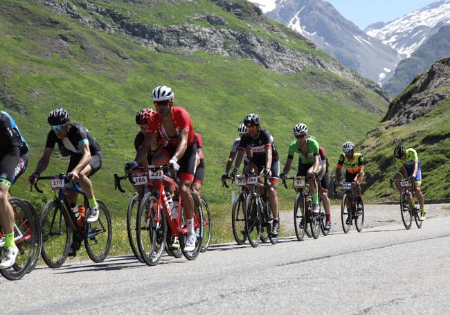 Varios ciclistas durante la celebración de la carrera en 2018.