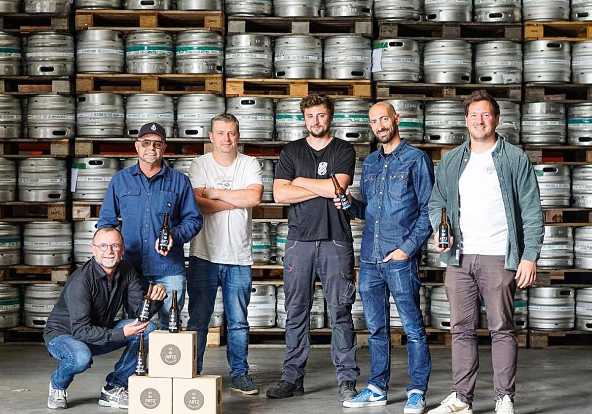 Integrantes de 'LaBrasserie du PaysBasque, en la presentación dela bebida 'Artz'.