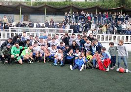 Los jugadores del Añorga celebran el ascenso a Tercera RFEF, una categoría en la que nunca ha militado el equipo donostiarra.