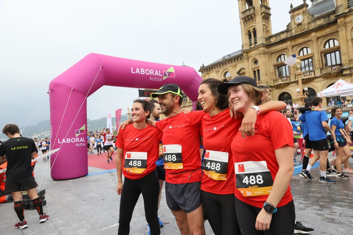 Llegada a meta de los participantes en la Carrera de Empresas 2023