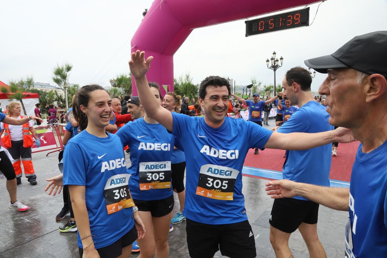 Llegada a meta de los participantes en la Carrera de Empresas 2023