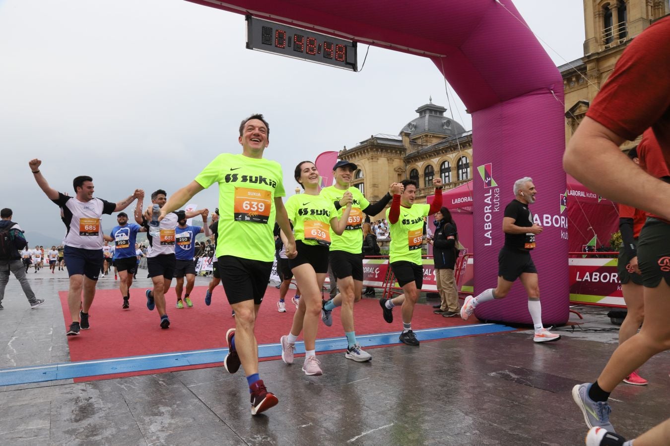 Llegada a meta de los participantes en la Carrera de Empresas 2023