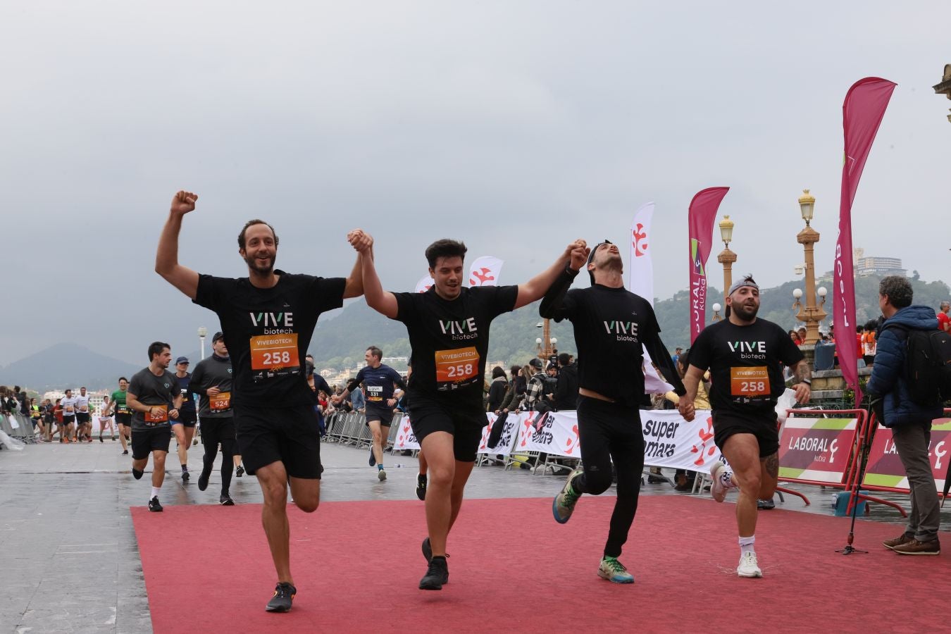 Llegada a meta de los participantes en la Carrera de Empresas 2023