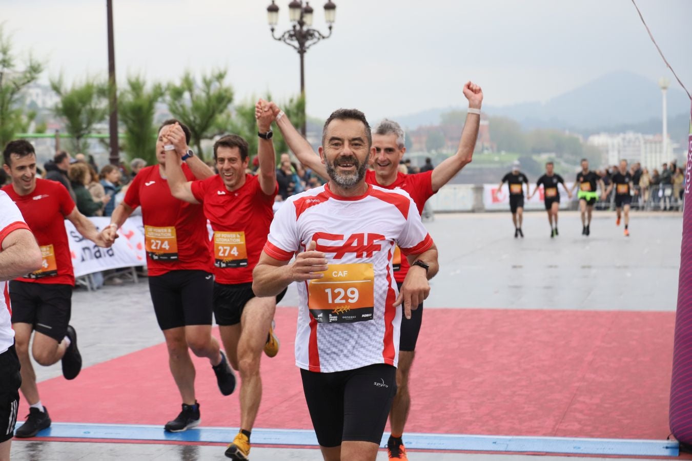 Llegada a meta de los participantes en la Carrera de Empresas 2023