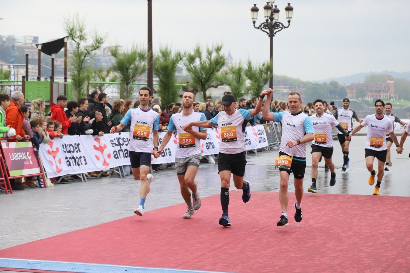 Llegada a meta de los participantes en la Carrera de Empresas 2023