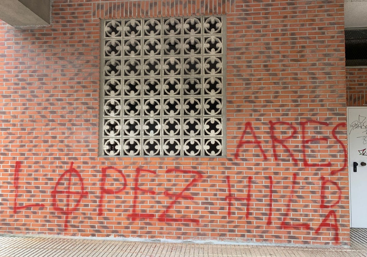 Una de las pintadas realizadas por desconocidos esta noche en la fachada de un edificio de Hernani.
