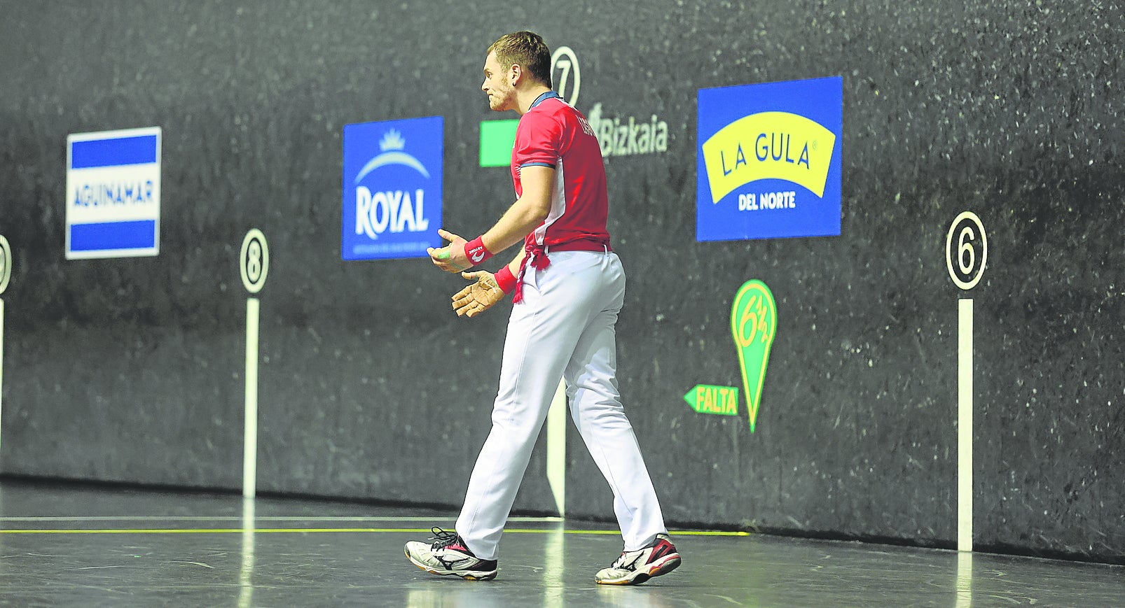 Unai Laso se lamenta tras fallar un tanto ante Elordi en el Bizkaia de Bilbao