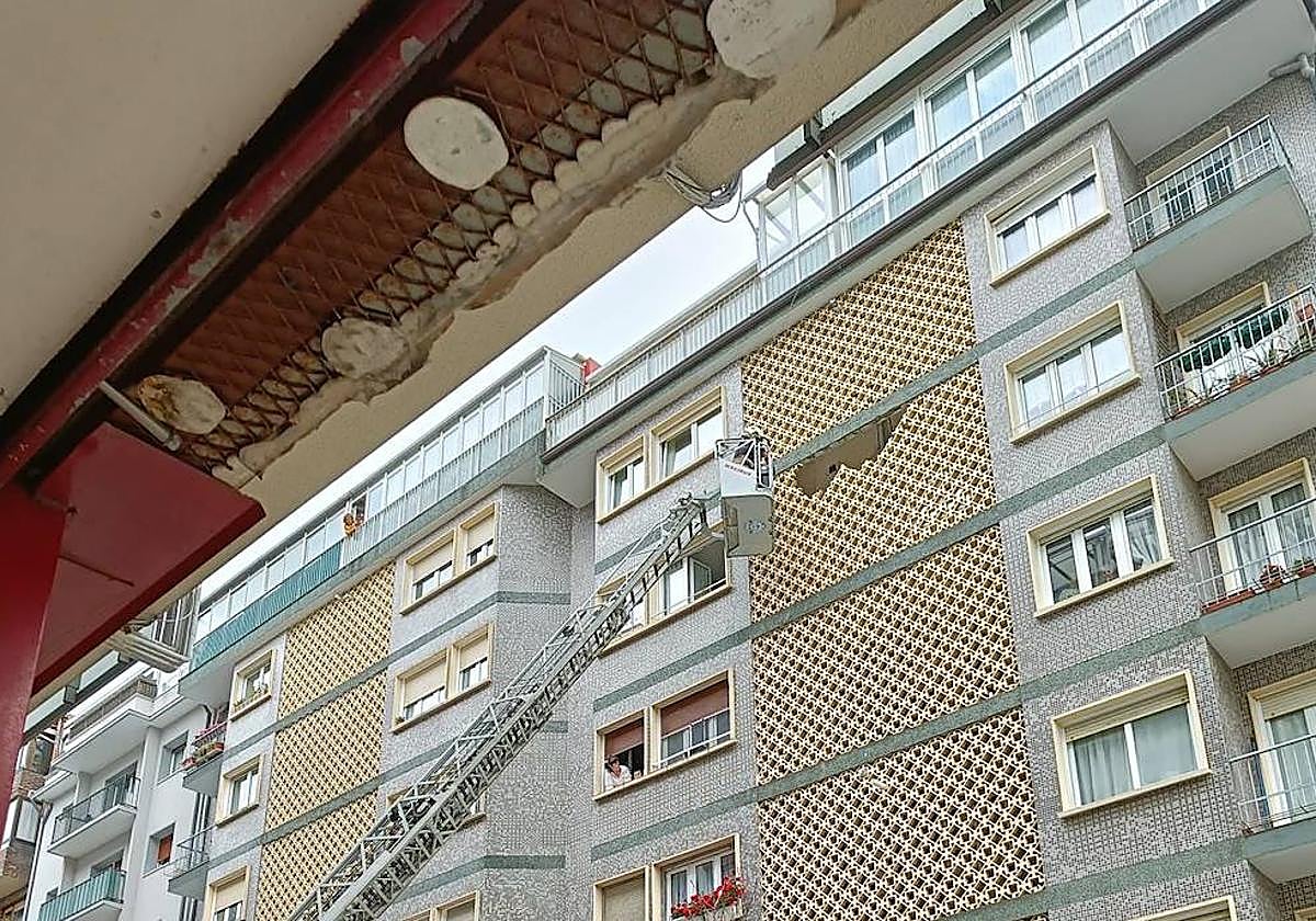 Los bomberos trabajan en la zona afectada.