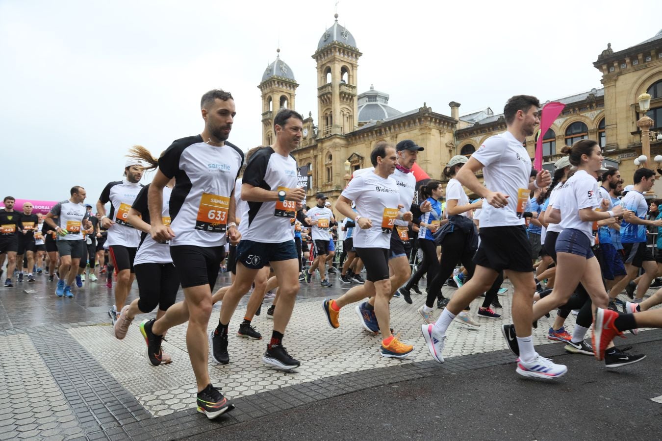 Gran ambiente en la Carrera de Empresas de Donostia