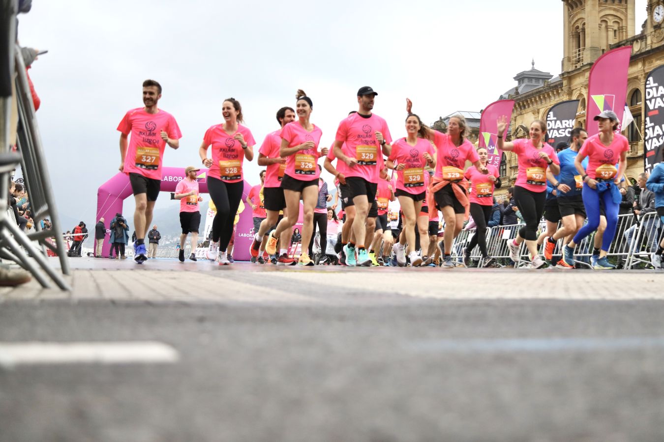 Gran ambiente en la Carrera de Empresas de Donostia