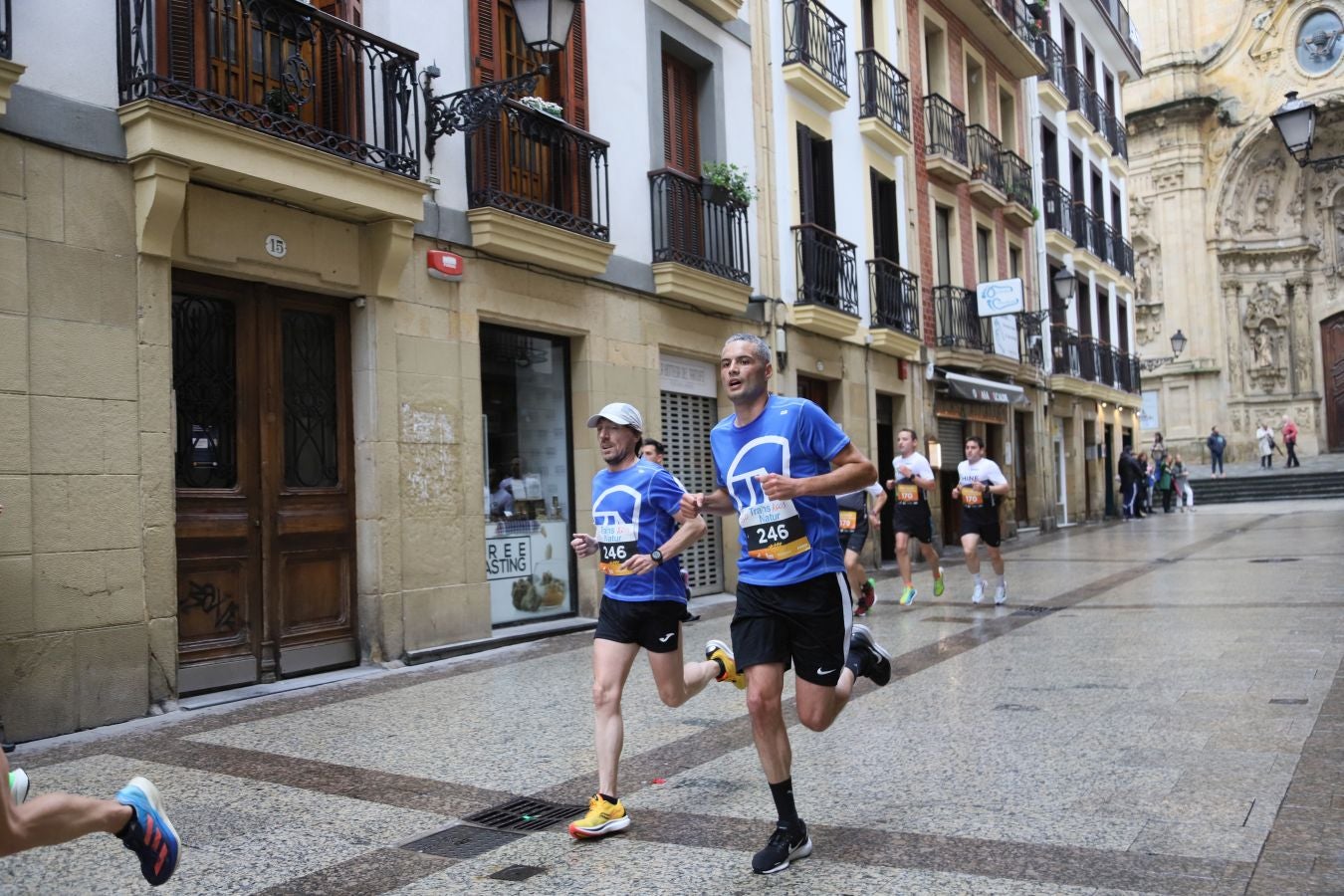 Los corredores, a su paso por la Parte Vieja
